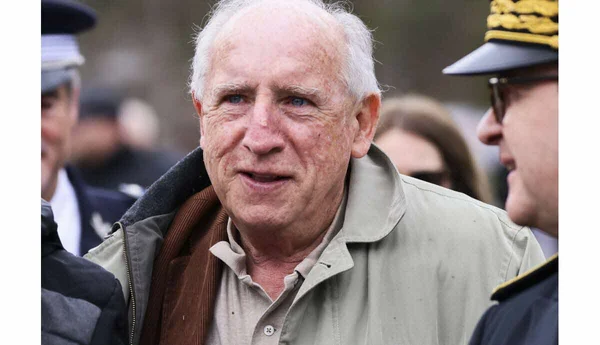 Le maire du Vernet, portant une écharpe marron, entouré de policiers et de riverains.