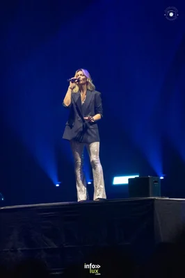 Priscilla Betti en concert à Strasbourg sous des lumières bleues.