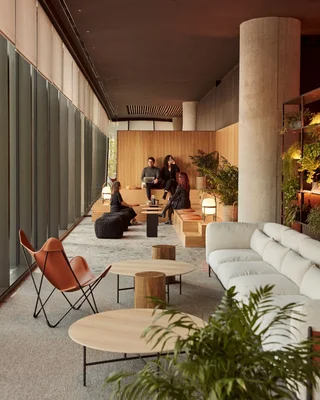 La Torre Puig 2, un gratte-ciel de verre et d'acier à L'Hospitalet de Llobregat.