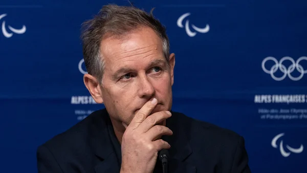 Edgar Grospiron, président du Cojop, défendant l'ambition du projet des JO 2030 devant la presse.