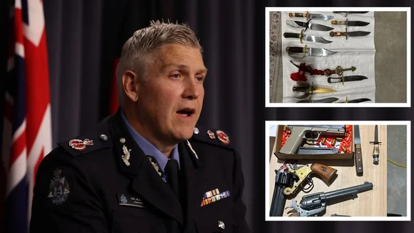 Un policier parle lors d'une conférence avec des photos de couteaux et d'armes à feu liées à l'affaire.