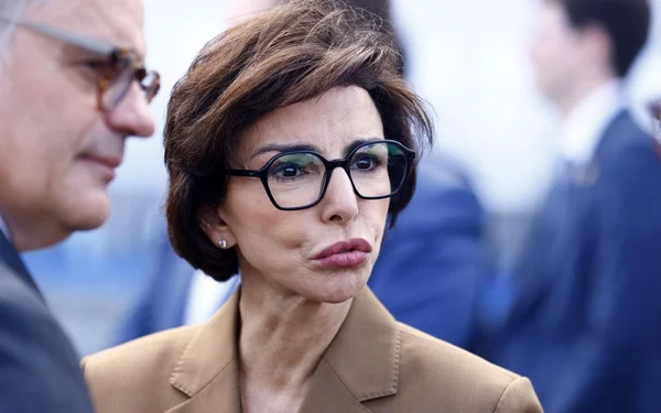 Rachida Dati en compagnie d'un homme en costume