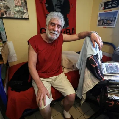 Georges Ibrahim Abdallah dans sa chambre, devant une affiche du Che Guevara.