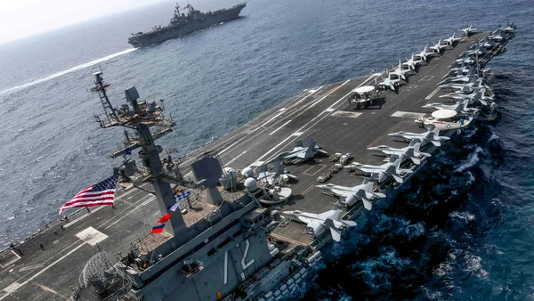 Vue aérienne du porte-avions américain USS Abraham Lincoln (CVN-72) avec des avions de chasse sur le pont