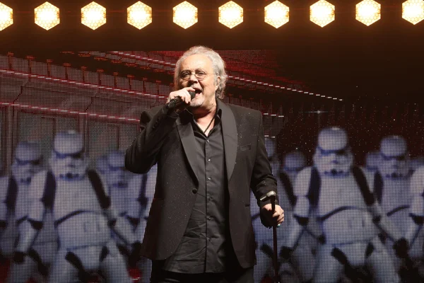 Patrick Hernandez interprète son tube lors de la cérémonie d'ouverture des Jeux Paralympiques de Paris 2024.