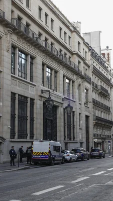 Le dispositif policier déployé devant l'ancien bâtiment des postes et télégraphes à Paris après l'attentat déjoué.