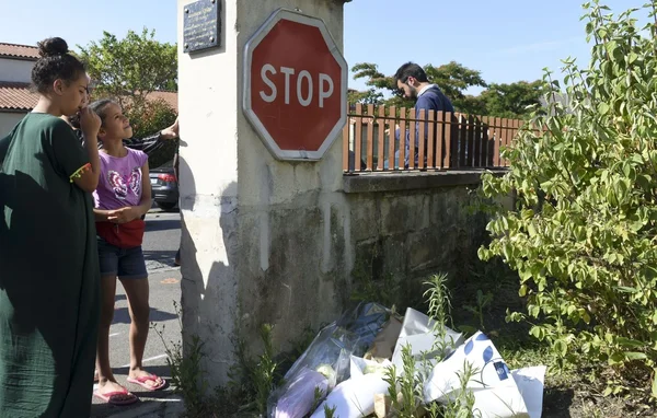 Policier sur les lieux de la fusillade de Nantes la nuit, zone sécurisée par des rubans