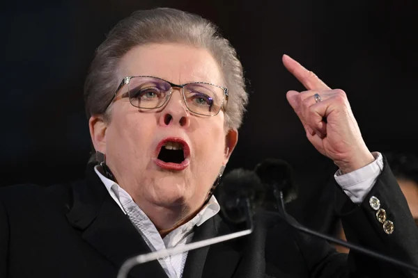 Catherine Trautmann gestulant pour appuyer ses propos lors d'une déclaration.