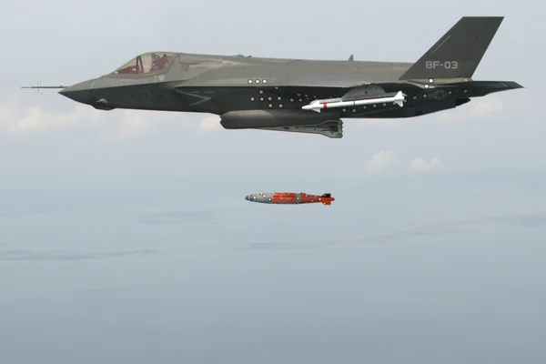 Un avion F-35B largue une munition GBU-32 lors d'un essai en vol