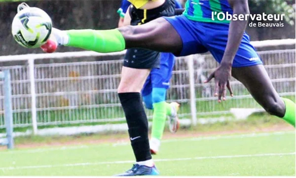 Un joueur de football frappe la balle lors d'un match à Beauvais.