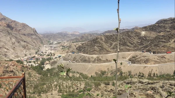 Vue de la vallée et de la route vers le poste frontière de Torkham.