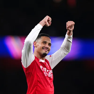 William Saliba en pleine célébration sous les projecteurs lors d'un match d'Arsenal.