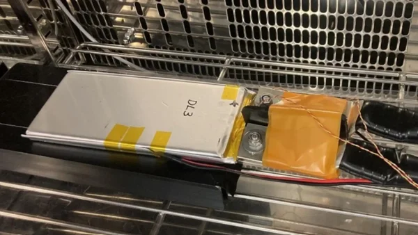 Batterie lithium-ion DL3 avec marquage jaune fixée sur un rack métallique à grille