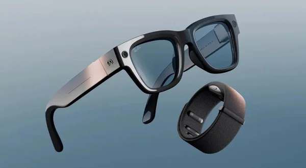 Lunettes Ray-Ban Display et bracelet neural exposés sur fond dégradé bleu.