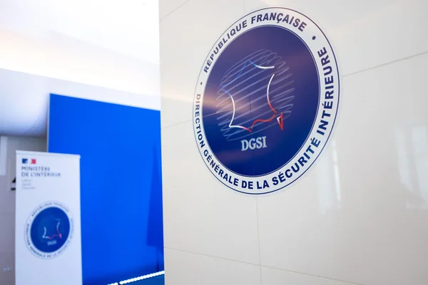 Capture d'écran d'un reportage montrant un bâtiment industriel et une barrière.