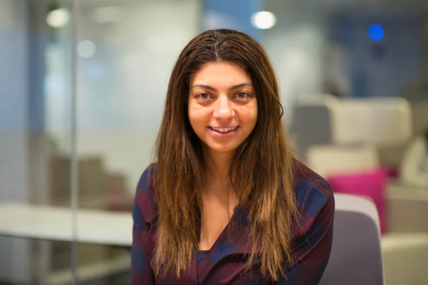 Rana Kaliouby dans un environnement de bureau.