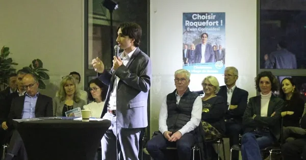 Ewan Corinaldesi s'adressant à la foule lors d'une réunion publique.