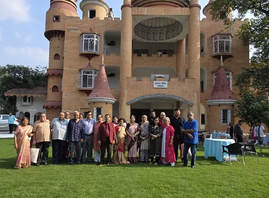 Dans un geste mémorable empreint d'amour, Mme Sushma Shukla a honoré l'héritage de son feu mari, le Dr Yogendra Nath Shukla, en inaugurant le nouveau service de soins pour la démence à la maison de retraite Aastha Health Resort Kukrail. Grâce à cette généreuse contribution, Mme Shukla a donné vie à un espace qui offrira confort, guérison et dignité aux personnes et aux familles confrontées à la démence, incarnant ainsi l'engagement de son mari envers les plus hautes idéaux de la médecine et de l'humanité. Le nouveau service, des