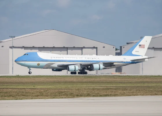Air Force One atterrissant à la base aérienne Wright-Patterson en Ohio avec le président Donald J. Trump à bord.