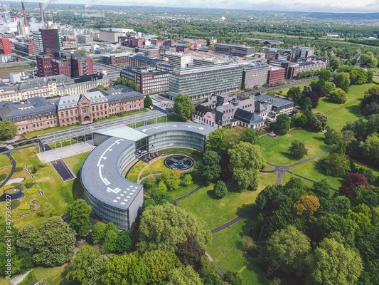 Le siège de Bayer AG à Leverkusen, un ensemble industriel moderne intégré à un parc paysager.