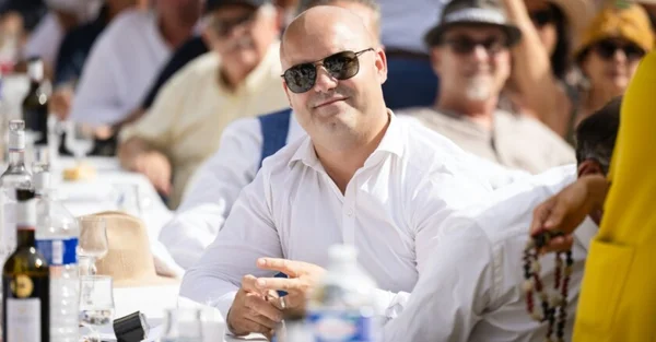 Le maire d'Orange Yann Bompard lors d'un rassemblement extérieur.