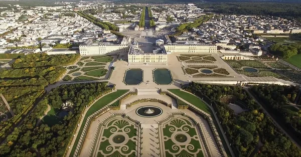 La cité royale de Versailles vue du ciel avec le palais et ses jardins.