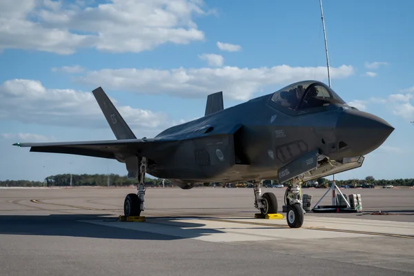Un pilote de la 58e escadre de chasse effectue une vérification avant vol sur un F-35A Lightning II.