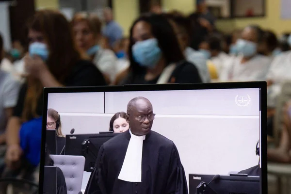 Une personne debout devant le sceau officiel avec l'inscription 'PILIPINAS'