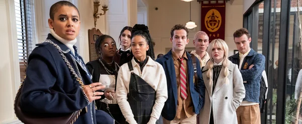 Le groupe principal du reboot Gossip Girl dans un intérieur avec une bannière.