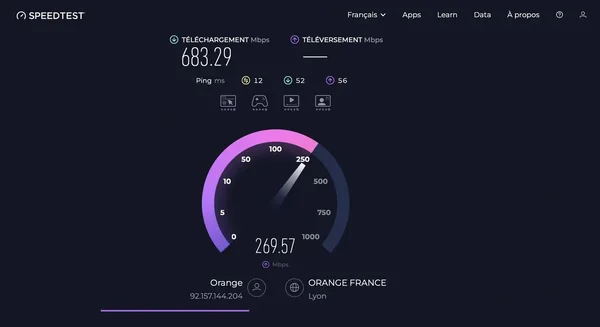 Interface Speedtest.net montrant les résultats d'un test de débit Internet.