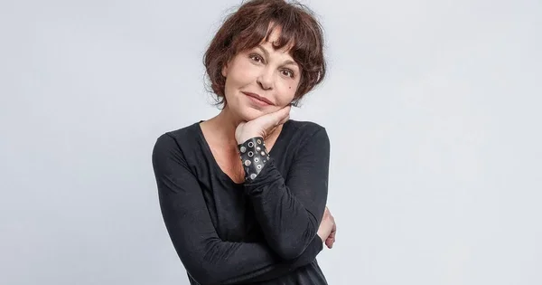 Portrait d'Isabelle Mergault posant sur fond clair.