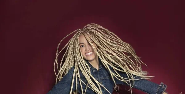 Monroe, l'incroyable chanteuse lyrique et gagnante du concours Prodiges, posant en intérieur.