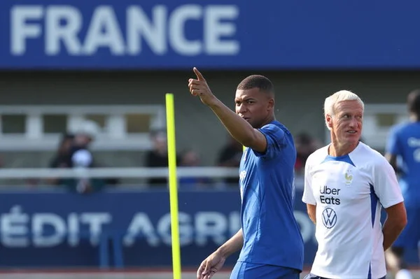 Membres des Bleus sur un terrain d'entraînement.