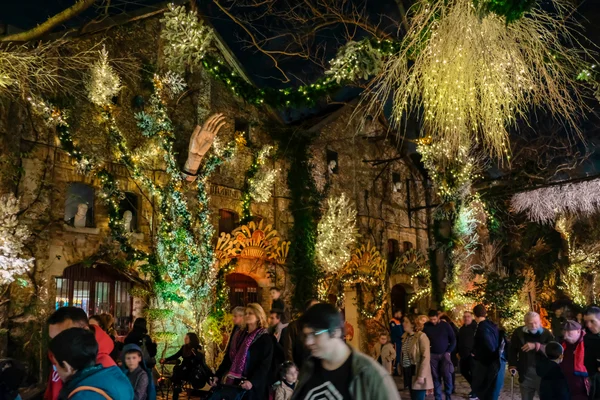 Ambiance féérique sur le chemin pavé des Pavillons de Bercy, décoré de lumières pour le festival.