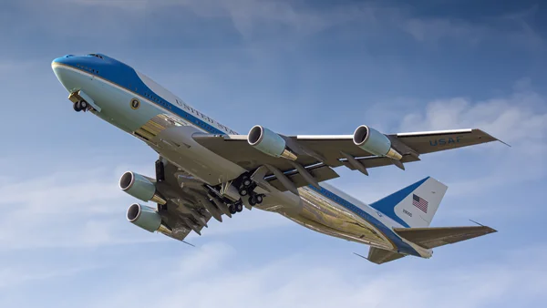Le Boeing VC-25A Air Force One décollant de l'aéroport d'Amsterdam-Schiphol après le sommet de l'OTAN 2025.