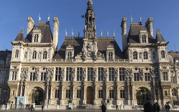 Détail de l'architecture richement ornée de l'Hôtel de Ville, avec ses tours et sa symétrie caractéristique.
