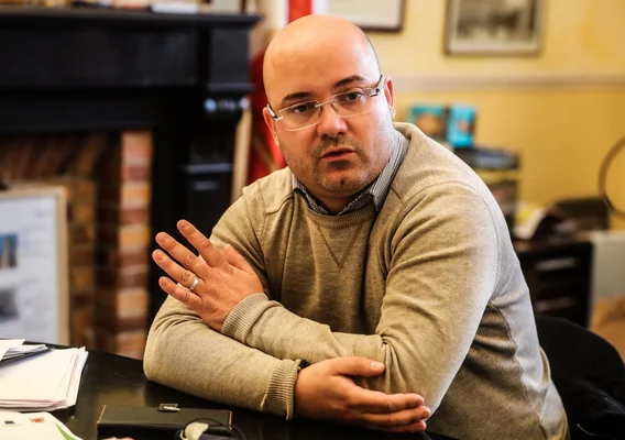 Yann Bompard, maire d'Orange, lors d'un entretien assis à une table.