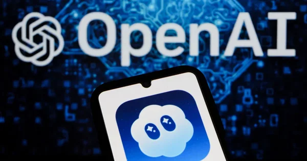 L'application Sora affichée sur un téléphone avec le logo OpenAI.
