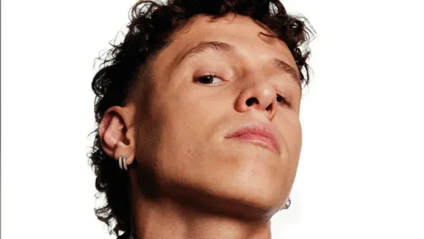 Portrait de Danyl au visage levé, portant de petites boucles d'oreilles.