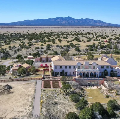 Le complexe du Zorro Ranch en plein désert.