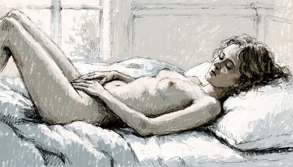 Femme nue allongée sur le dos dans un lit, genoux légèrement relevés, mains posées sur son bas-ventre avec une expression d'inquiétude méditative