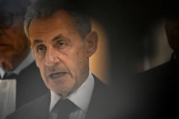 Nicolas Sarkozy entouré de collaborateurs.