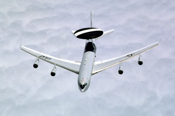 L'arrière d'un E-3 Sentry AWACS de l'U.S. Air Force avec son radôme, le drapeau américain et l'insigne de l'Armée de l'Air.