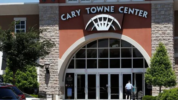 L'entrée du centre commercial Cary Towne Center.