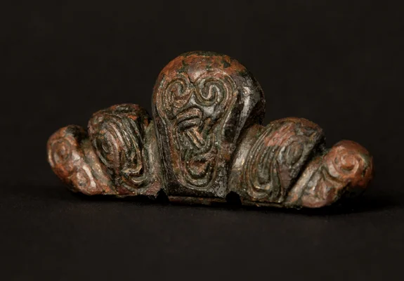 Fragment d'épée viking en bronze aux motifs tourbillonnants, découvert en Frise.