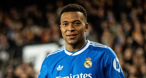 Un joueur du Real Madrid en maillot bleu sur le terrain lors du match de Ligue des champions face à Benfica.