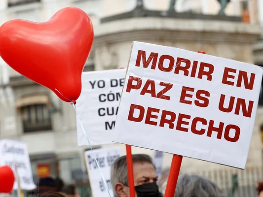 Manifestants avec des pancartes pour le droit à l'euthanasie.