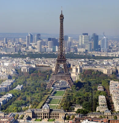 Paris : La Tour Eiffel et le Champ-de-Mars ; avec le quartier d'affaires de La Défense en arrière-plan.