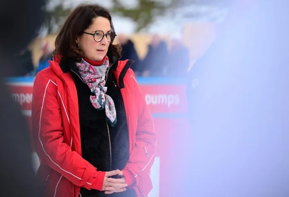 Marina Ferrari en déplacement officiel extérieur.