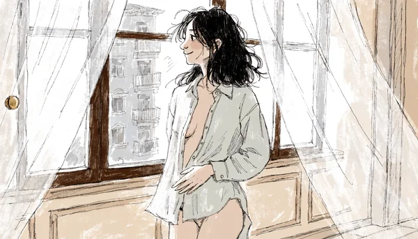 Femme souriante de 20 ans regardant par la fenêtre, main sur le bas du ventre, lumière naturelle filtrant à travers les rideaux